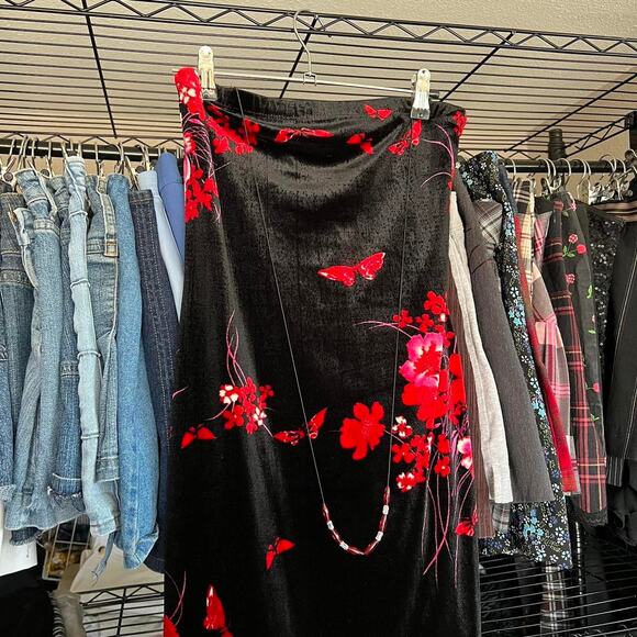 529 Black & Red Velvet Strapless Mini Dress – Size Small/Medium - Picture 4 of 5